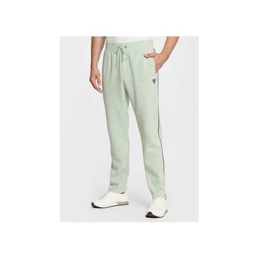 Guess Spodnie dresowe Harve Z2BB03 KBC00 Zielony Regular Fit ze sklepu MODIVO w kategorii Spodnie męskie - zdjęcie 168632713