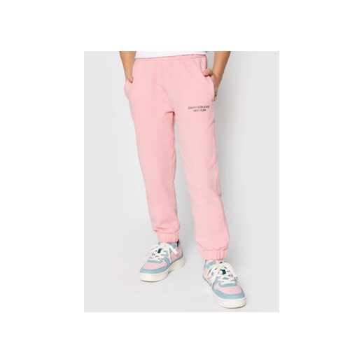 Calvin Klein Jeans Spodnie dresowe Mini Monogram IG0IG01003 Różowy Regular Fit 6Y promocyjna cena MODIVO