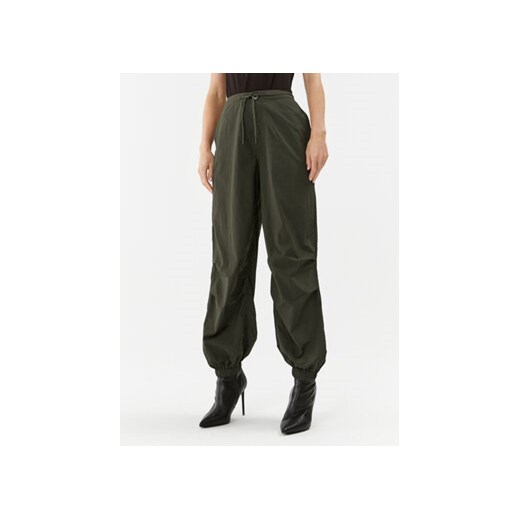 ONLY Spodnie materiałowe 15295049 Zielony Cargo Fit ze sklepu MODIVO w kategorii Spodnie damskie - zdjęcie 168636402