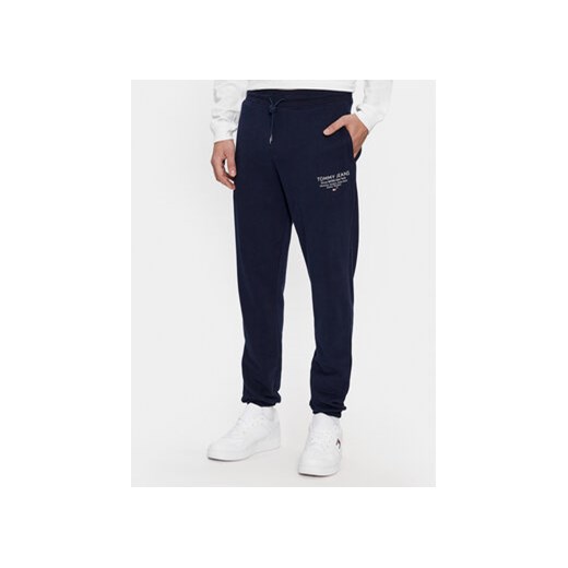 Tommy Jeans Spodnie dresowe Entry Graphic DM0DM18357 Granatowy Slim Fit ze sklepu MODIVO w kategorii Spodnie męskie - zdjęcie 168637041