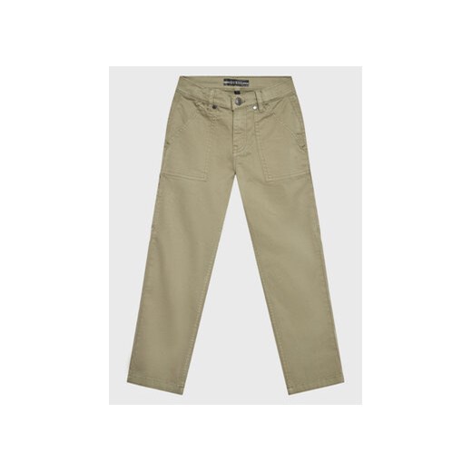 Guess Spodnie materiałowe L3RB10 WEDY1 Zielony Relaxed Fit ze sklepu MODIVO w kategorii Spodnie chłopięce - zdjęcie 168641712