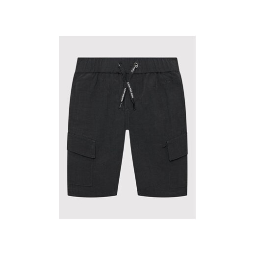 Calvin Klein Jeans Szorty materiałowe Soft Tech IB0IB01183 Czarny Regular Fit 14Y promocyjna cena MODIVO