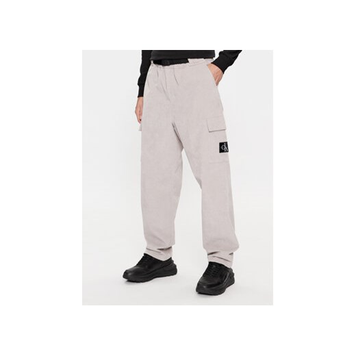 Calvin Klein Jeans Spodnie materiałowe J30J324035 Szary Relaxed Fit ze sklepu MODIVO w kategorii Spodnie męskie - zdjęcie 168642793