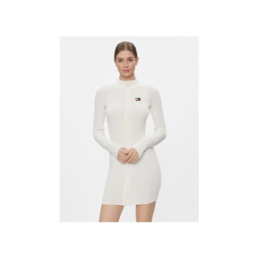 Tommy Jeans Sukienka dzianinowa Badge DW0DW17525 Biały Slim Fit ze sklepu MODIVO w kategorii Sukienki - zdjęcie 168643344