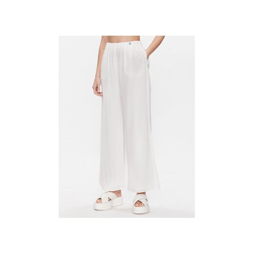 Calvin Klein Jeans Spodnie materiałowe J20J221075 Biały Relaxed Fit ze sklepu MODIVO w kategorii Spodnie damskie - zdjęcie 168644961