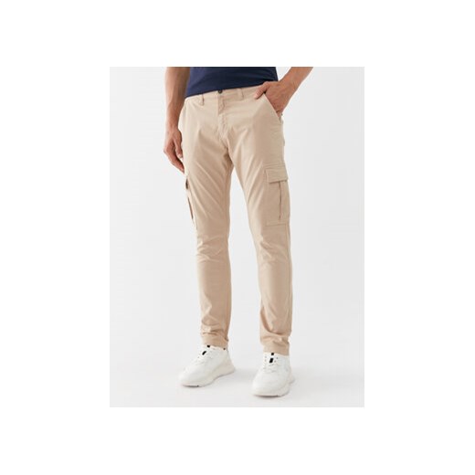 Guess Spodnie materiałowe M2GB27 WCNZ0 Beżowy Slim Fit ze sklepu MODIVO w kategorii Spodnie męskie - zdjęcie 168651140