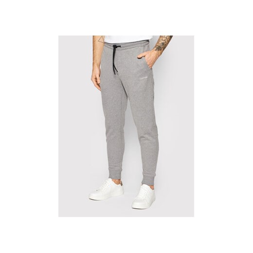 Calvin Klein Spodnie dresowe Small Logo K10K107954 Szary Regular Fit ze sklepu MODIVO w kategorii Spodnie męskie - zdjęcie 168652751