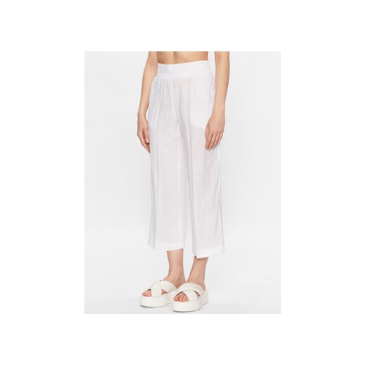 s.Oliver Spodnie materiałowe 2128993 Biały Regular Fit ze sklepu MODIVO w kategorii Spodnie damskie - zdjęcie 168655281