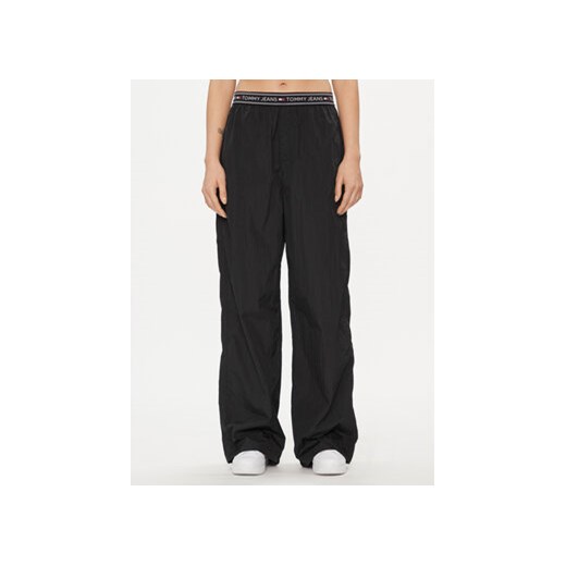 Tommy Jeans Spodnie dresowe DW0DW17316 Czarny Baggy Fit ze sklepu MODIVO w kategorii Spodnie damskie - zdjęcie 168655581