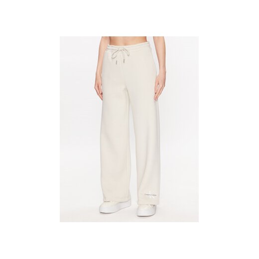 Calvin Klein Jeans Spodnie dresowe J20J221296 Écru Relaxed Fit ze sklepu MODIVO w kategorii Spodnie damskie - zdjęcie 168663684