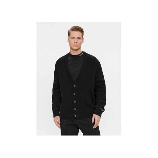 Calvin Klein Jeans Kardigan J30J325066 Czarny Regular Fit ze sklepu MODIVO w kategorii Swetry męskie - zdjęcie 168665124