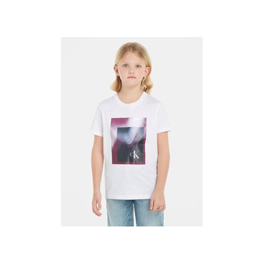 Calvin Klein Jeans T-Shirt Hyper Spray Monogram IU0IU00522 Biały Regular Fit ze sklepu MODIVO w kategorii T-shirty chłopięce - zdjęcie 168665372