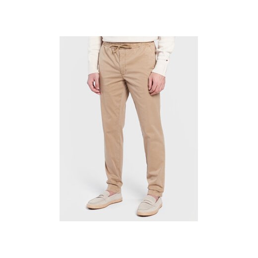 Tommy Hilfiger Spodnie materiałowe Chelsea Satin MW0MW29651 Beżowy Relaxed Fit ze sklepu MODIVO w kategorii Spodnie męskie - zdjęcie 168666391