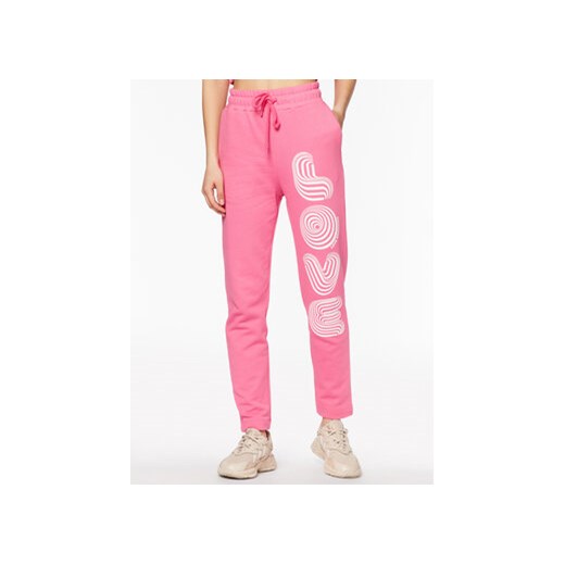 LOVE MOSCHINO Spodnie dresowe W155609M 4457 Różowy Regular Fit ze sklepu MODIVO w kategorii Spodnie damskie - zdjęcie 168668290