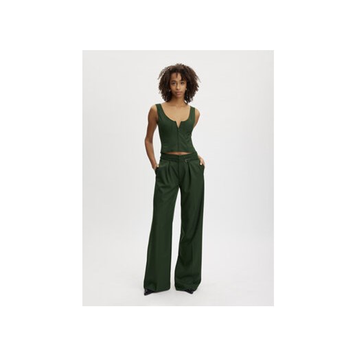 Gestuz Spodnie materiałowe 10908274 Zielony Regular Fit ze sklepu MODIVO w kategorii Spodnie damskie - zdjęcie 168669572