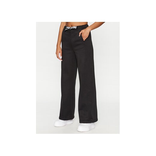 Calvin Klein Jeans Spodnie dresowe J20J221916 Czarny Relaxed Fit ze sklepu MODIVO w kategorii Spodnie damskie - zdjęcie 168670740