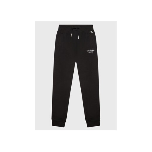 Calvin Klein Jeans Spodnie dresowe Stack Logo IB0IB01282 Czarny Regular Fit ze sklepu MODIVO w kategorii Spodnie chłopięce - zdjęcie 168677630