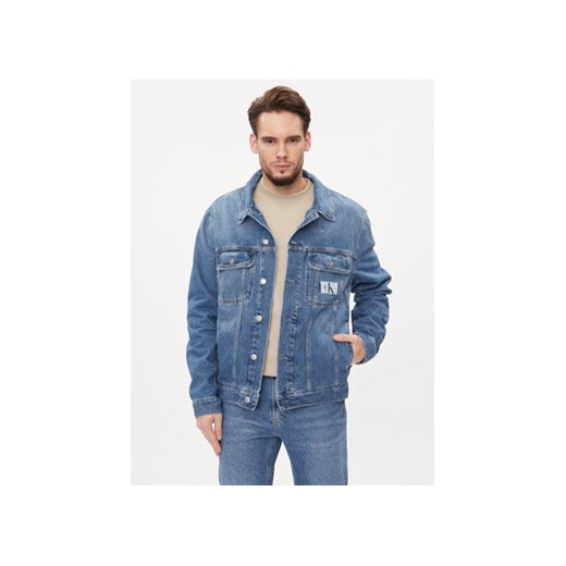 Calvin Klein Jeans Kurtka jeansowa 90's J30J323321 Niebieski Regular Fit ze sklepu MODIVO w kategorii Kurtki męskie - zdjęcie 168678552