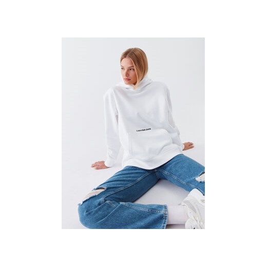 Calvin Klein Jeans Bluza J20J220945 Biały Oversize ze sklepu MODIVO w kategorii Bluzy damskie - zdjęcie 168685011