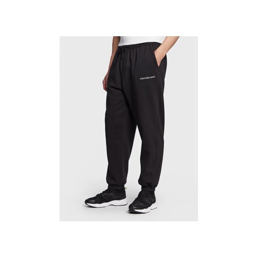 Calvin Klein Jeans Spodnie dresowe J30J322925 Czarny Relaxed Fit ze sklepu MODIVO w kategorii Spodnie męskie - zdjęcie 168685440