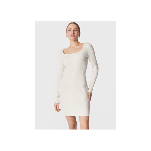 Calvin Klein Jeans Sukienka dzianinowa J20J220550 Biały Slim Fit ze sklepu MODIVO w kategorii Sukienki - zdjęcie 168686182