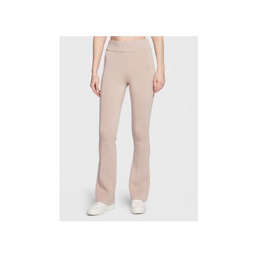 Guess Spodnie dresowe V3RB16 K7UW2 Różowy Regular Fit ze sklepu MODIVO w kategorii Spodnie damskie - zdjęcie 168687192