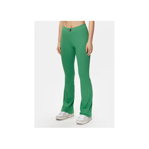Tommy Jeans Spodnie materiałowe Badge DW0DW15373 Zielony Regular Fit ze sklepu MODIVO w kategorii Spodnie damskie - zdjęcie 168688591