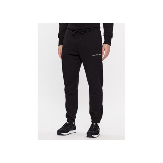 Calvin Klein Jeans Spodnie dresowe Institutional J30J324739 Czarny Regular Fit ze sklepu MODIVO w kategorii Spodnie męskie - zdjęcie 168691921
