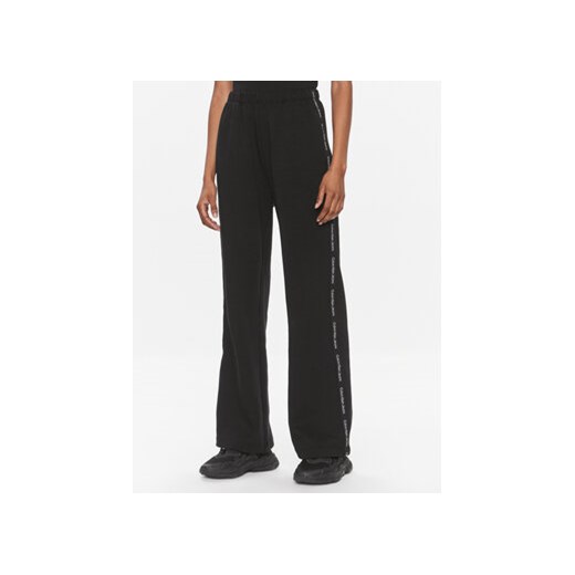 Calvin Klein Jeans Spodnie dresowe J20J223118 Czarny Relaxed Fit ze sklepu MODIVO w kategorii Spodnie damskie - zdjęcie 168696951