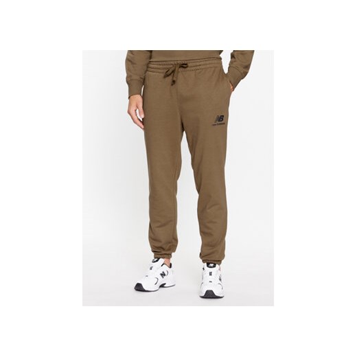 New Balance Spodnie dresowe Essentials Stacked Logo French Terry Sweatpant MP31539 Brązowy Regular Fit ze sklepu MODIVO w kategorii Spodnie męskie - zdjęcie 168697693