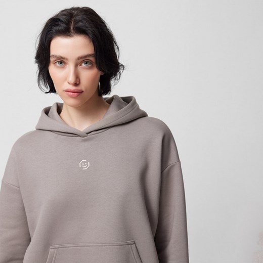 Damska bluza dresowa nierozpinana z kapturem Outhorn OTHWSS24TSWSF1148 - szara ze sklepu Sportstylestory.com w kategorii Bluzy damskie - zdjęcie 168699980