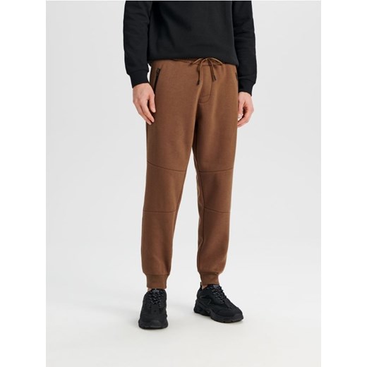 Sinsay - Spodnie dresowe jogger - brązowy ze sklepu Sinsay w kategorii Spodnie męskie - zdjęcie 168730210