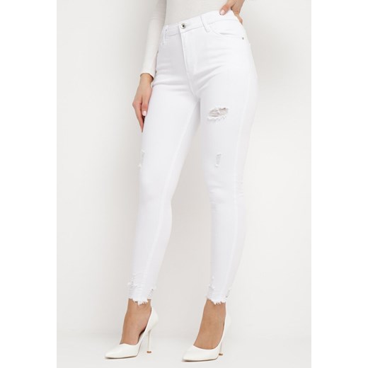 Białe Dopasowane Jeansy ze Strzępionymi Nogawkami i Paskiem Lotussa ze sklepu Born2be Odzież w kategorii Spodnie damskie - zdjęcie 168730854