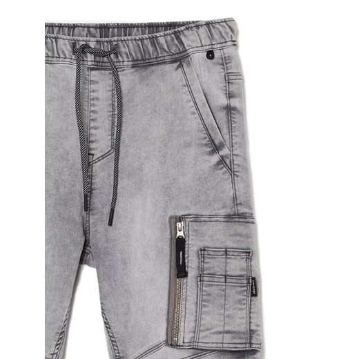Cropp - Jeansowe joggery - jasny szary ze sklepu Cropp w kategorii Spodnie męskie - zdjęcie 168772091
