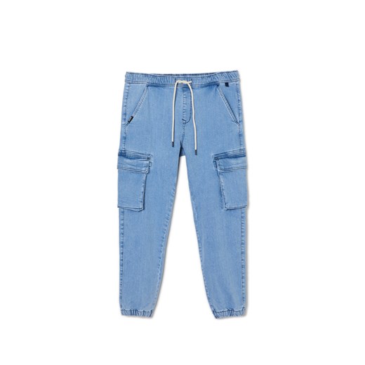 Cropp - Niebieskie jeansowe joggery z kieszeniami cargo - niebieski ze sklepu Cropp w kategorii Spodnie męskie - zdjęcie 168772093