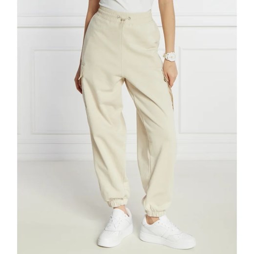Tommy Jeans Spodnie dresowe | Regular Fit ze sklepu Gomez Fashion Store w kategorii Spodnie damskie - zdjęcie 168793854