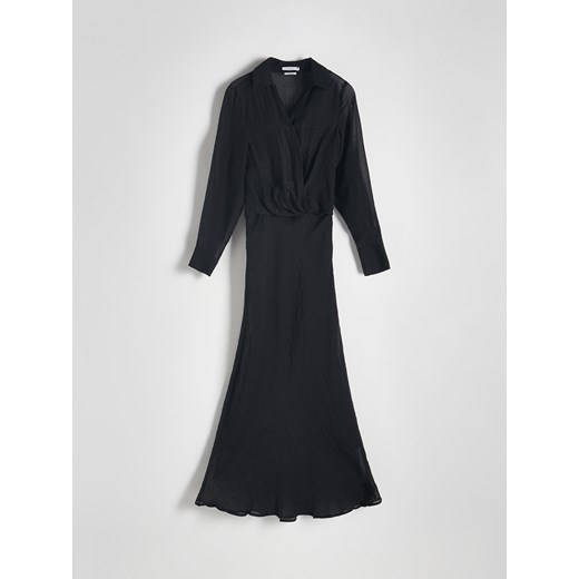 Sukienka Reserved klasyczna jesienna w serek z długim rękawem 