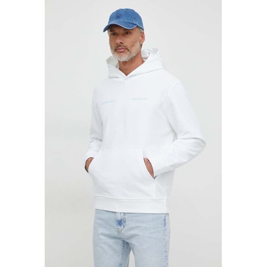 Calvin Klein Jeans bluza bawełniana męska kolor biały z kapturem z nadrukiem ze sklepu ANSWEAR.com w kategorii Bluzy męskie - zdjęcie 168821670