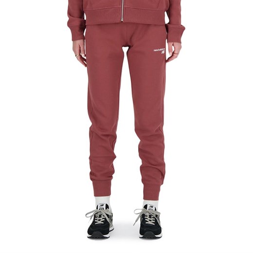Spodnie dresowe New Balance WP03805WAD - różowe ze sklepu streetstyle24.pl w kategorii Spodnie damskie - zdjęcie 168826353