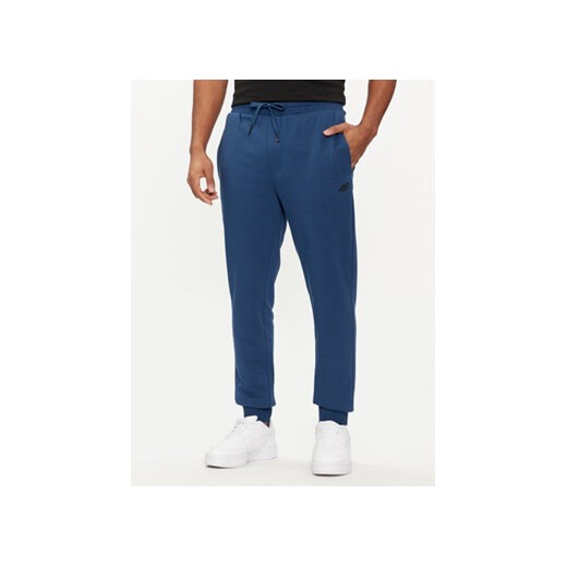 4F Spodnie dresowe 4FAW23TTROM452 Niebieski Regular Fit ze sklepu MODIVO w kategorii Spodnie męskie - zdjęcie 168827090