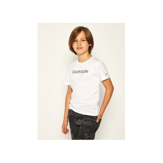 Calvin Klein Jeans T-Shirt Institutional SS IB0IB00347 Biały Regular Fit ze sklepu MODIVO w kategorii T-shirty chłopięce - zdjęcie 168838643