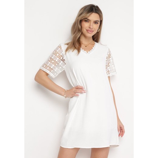 Biała Sukienka Mini o Luźnym Kroju ze Wstawkami z Koronki Jolenia ze sklepu Born2be Odzież w kategorii Sukienki - zdjęcie 168981111