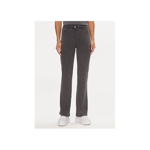Calvin Klein Jeans Spodnie dresowe J20J223126 Szary Regular Fit ze sklepu MODIVO w kategorii Spodnie damskie - zdjęcie 169016501
