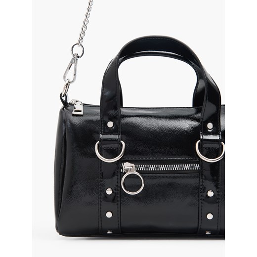 Cropp - Czarna torebka crossbody na łańcuszku - czarny Cropp Uniwersalny okazja Cropp