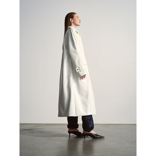 Reserved - Długi płaszcz z imitacji skóry - złamana biel ze sklepu Reserved w kategorii Płaszcze damskie - zdjęcie 169031141