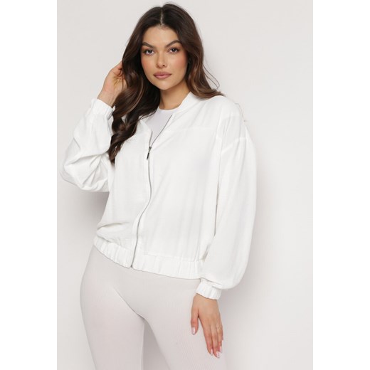 Biała Bluza o Fasonie Zasuwanej Cienkiej Bomberki Ninoria ze sklepu Born2be Odzież w kategorii Bluzy damskie - zdjęcie 169106941