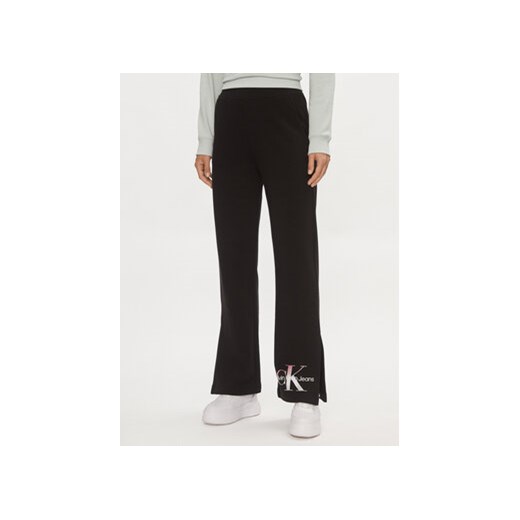 Calvin Klein Jeans Spodnie dresowe Diffused Monologo J20J223422 Czarny Regular Fit ze sklepu MODIVO w kategorii Spodnie damskie - zdjęcie 169180723