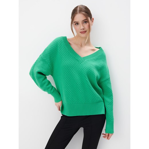 Mohito - Zielony sweter z dekoltem V - zielony ze sklepu Mohito w kategorii Swetry damskie - zdjęcie 169198022