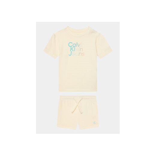 Calvin Klein Jeans Komplet t-shirt i spodenki Gradient Logo IN0IN00175 Biały Regular Fit ze sklepu MODIVO w kategorii Komplety niemowlęce - zdjęcie 169204181
