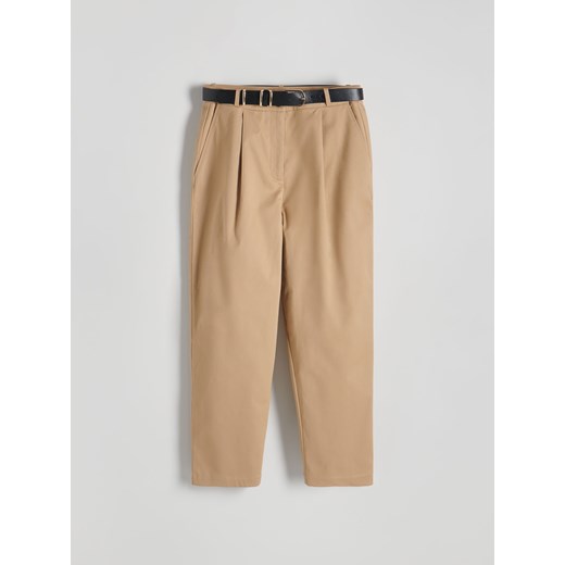 Reserved - Spodnie chino z paskiem - beżowy ze sklepu Reserved w kategorii Spodnie damskie - zdjęcie 169212951